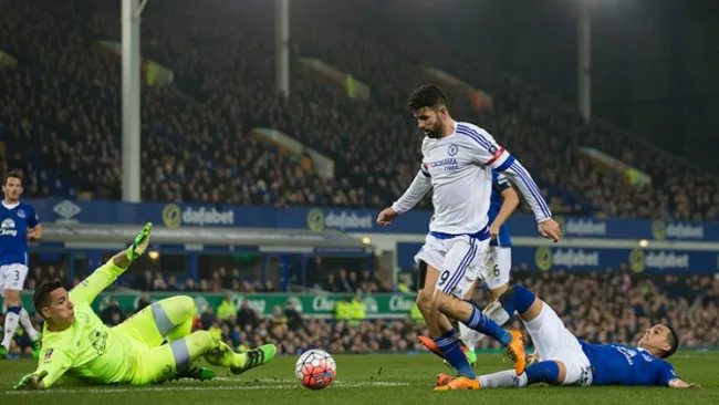 Diego Costa, Joel Robles y Ramiro Funes Mori durante el juego Chelsea contra Everton en la Copa FA 