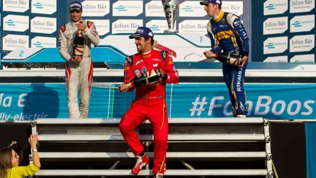 Di Grassi festeja su triunfo, que después le retiraron, en la CDMX