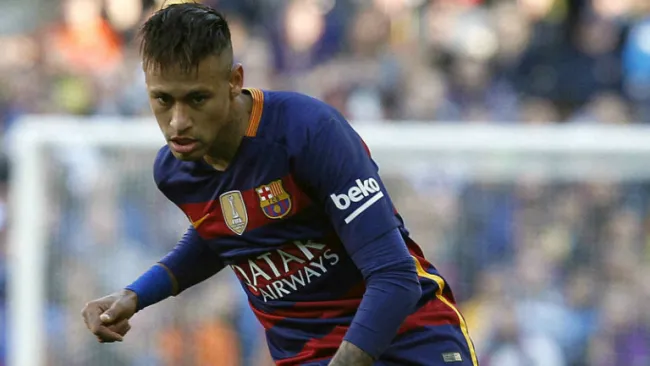 Neymar da un pase durante juego del Barcelona