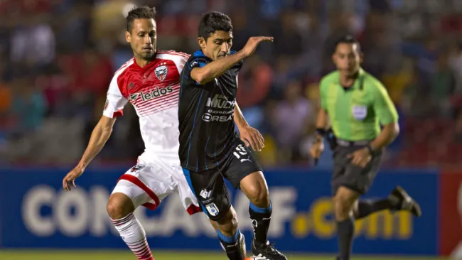 Sinha conducen el balón contra el DC United