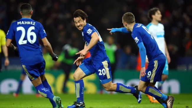 Okazaki festeja el gol con Leicester