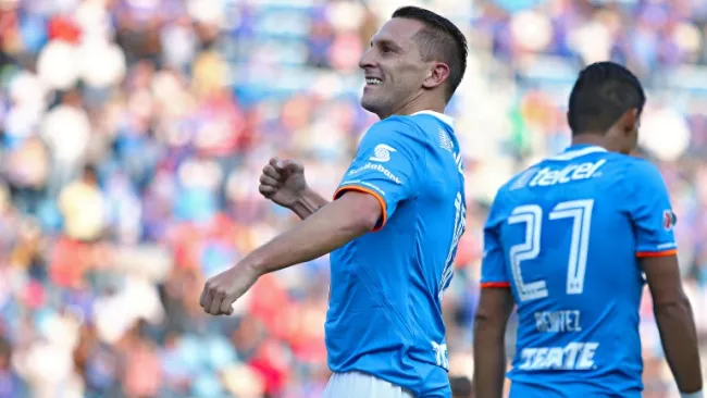 Chaco Giménez festeja un gol con Cruz Azul
