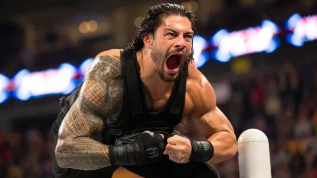 Roman Reigns hace su entrada en Raw