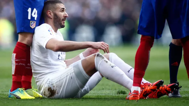 Benzema cae al césped en el Derbi de Madrid