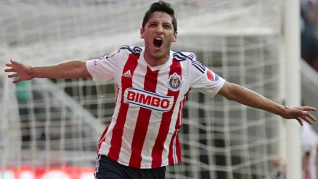 Reyna celebra un gol con Chivas