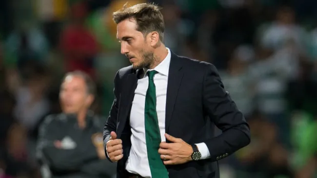 Zubeldía, durante un partido de Santos Laguna