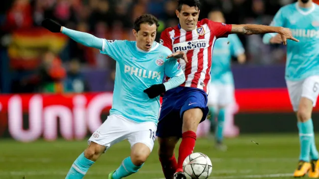 Guardado compite por el esférico en duelo contra el Atlético