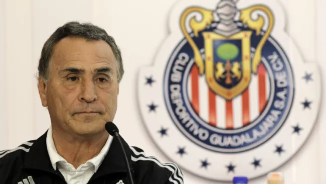 José Luis Real durante conferencia de Chivas