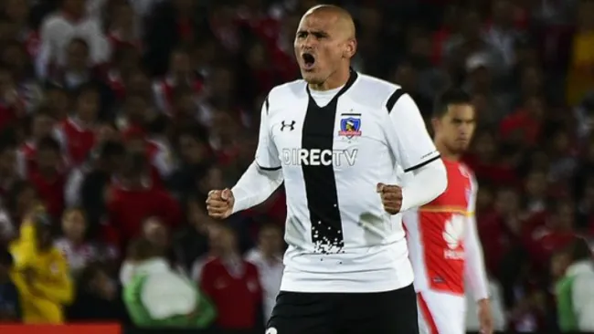 Humberto Suazo, disputando un encuentro con Colo Colo