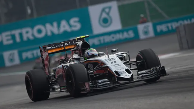 Checo Pérez, conduciendo su monoplaza de 2015