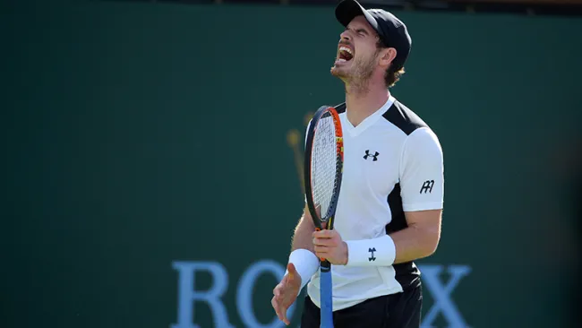 Murray se lamenta tras perder un punto contra Delbonis