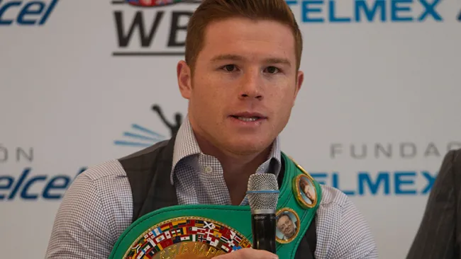 El Canelo, platicando en conferencia de prensa