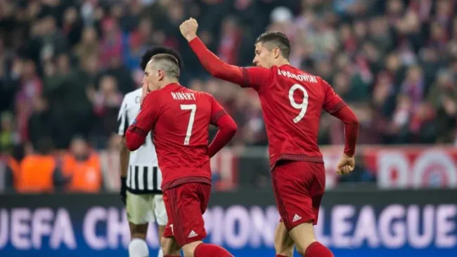 Robben y Lewandowski corren tras anotar