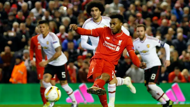Sterling dispara al arco del Manchester United