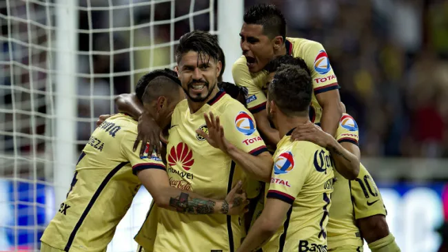 Jugadores del América festejan gol de Oribe Peralta en el Clásico Nacional