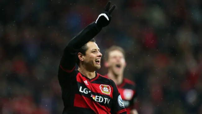 Chicharito festeja un gol con el Leverkusen