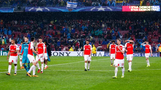 Jugadores del Arsenal, cabizbajos tras perder en Champions
