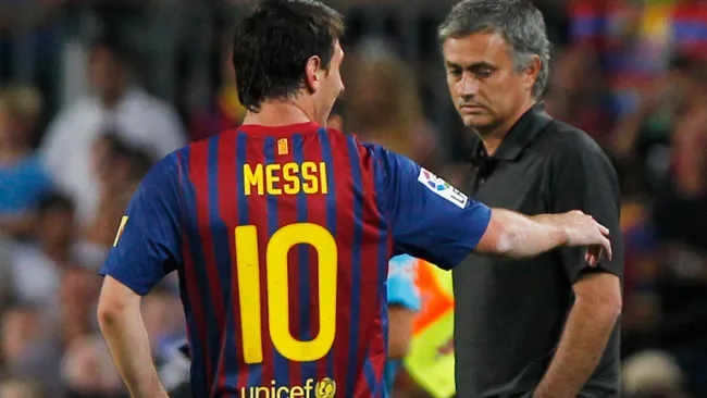 Mou observa a Messi en partidod e la Liga española