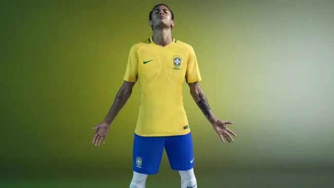 Neymar porta el nuevo uniforme de Brasil