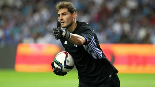 Casillas, durante un partido con el Porto