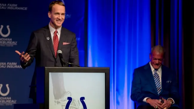 Manning da un discurso en las instalaciones de los Potros