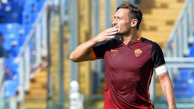 Francesco Totti en un partido con la Roma