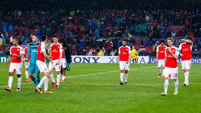 Los jugadores del Arsenal se retiran del campo luego de ser eliminados por Barcelona