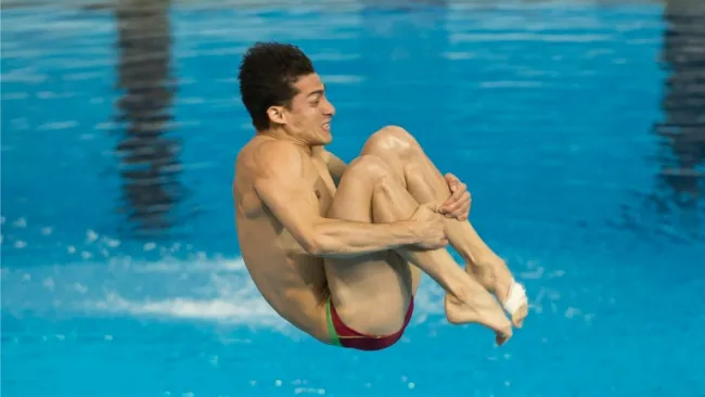 Momento en que Rommel Pacheco hace un clavado