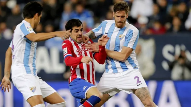 Albentosa y García pelean un esférico con Castro del Sporting