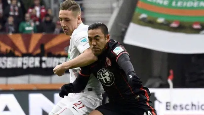 Marco Fabián pelea un balón con un rival