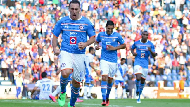 Chaco Giménez festeja un gol con Cruz Azul