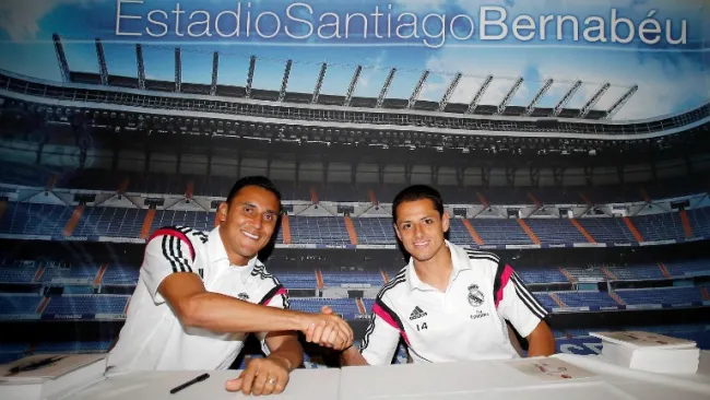 Navas y Chicharito se saludan a su llegada a Madrid