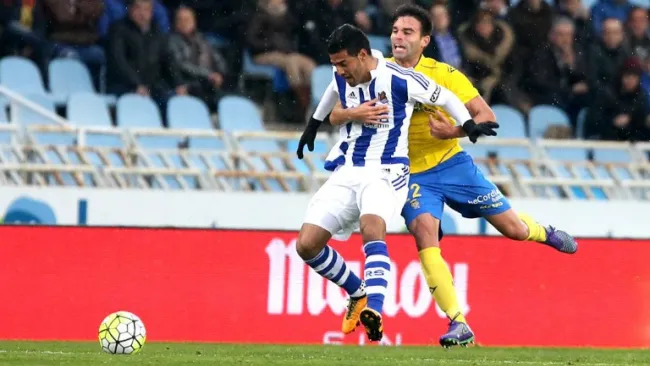 Vela disputa un balón en el partido de la Real Sociedad
