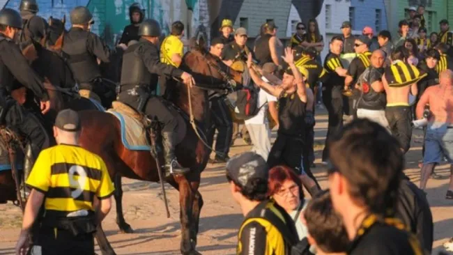 Seguidores de Peñarol se enfrentan a la policía