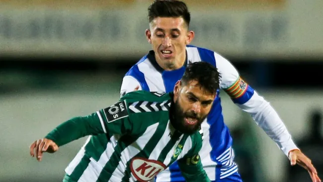Héctor Herrera cubriendo a un contrario en Portugal