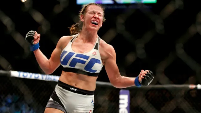 Miesha Tate festeja tras su triunfo contra Holm