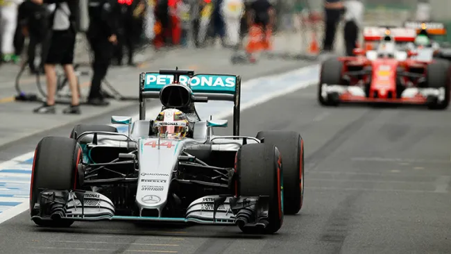 Lewis Hamilton, atravesando el pit lane durante las qualys en el GP de Australia