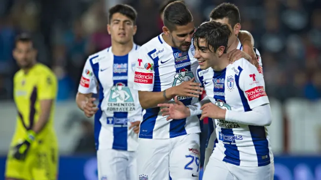 Jara y Pizarro festejan luego de la goleada a Veracruz