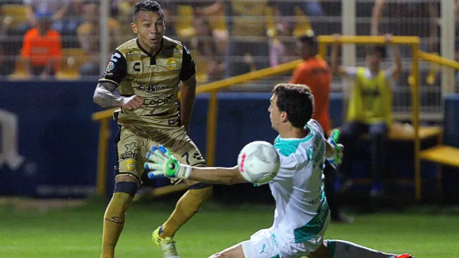 Morelo marca ante la salida de Marchesín