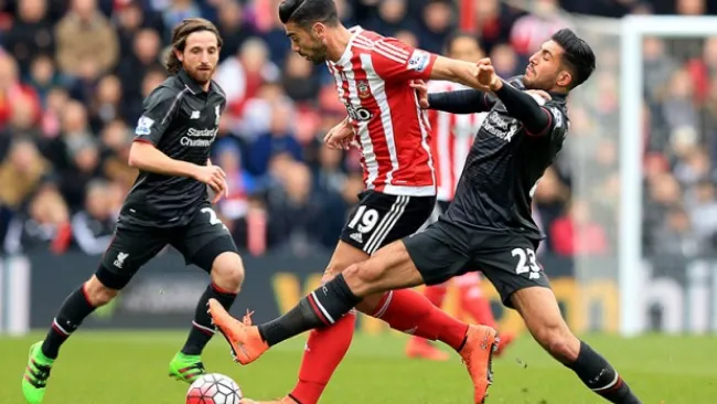 Graziano Pelle y Emre Can luchando por el balón en el juego entre Southampton y Liverpool