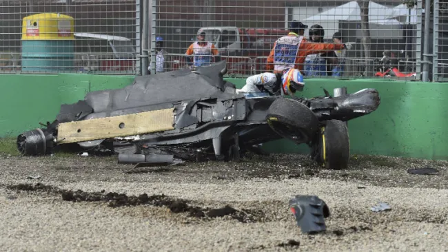 Fernando Alonso saliendo de su monoplaza tras el accidente