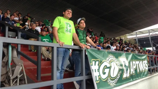 Afición de Raptors, apoyando a su equipo 