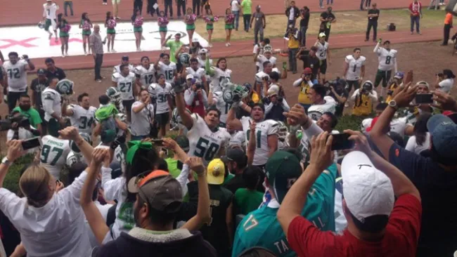 Jugadores de Raptors, festejando con sus aficionados 