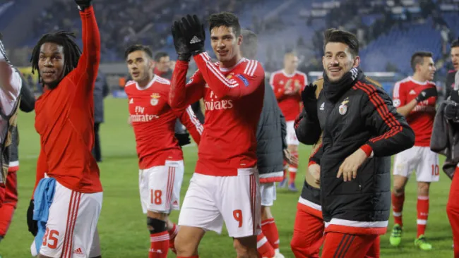 Jiménez y sus compañeros aplauden a la tribuna