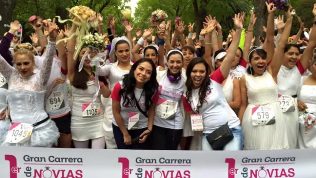 Novias antes del inicio de la primer Carrera de Novias en la CDMX 