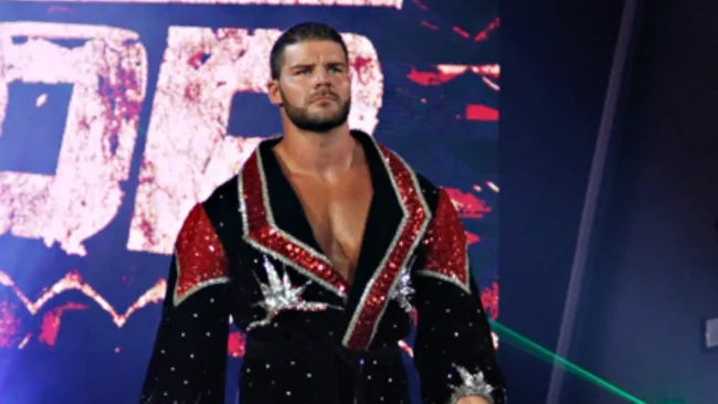 Bobby Roode camina hacia el ring