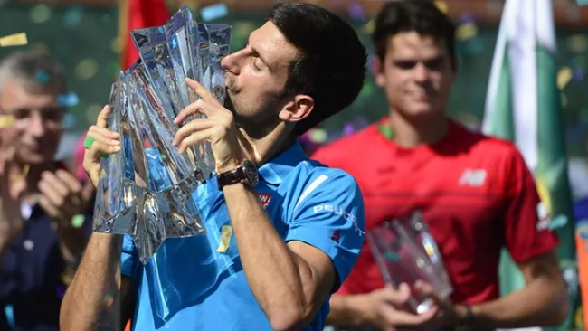 Novak Djokovic besando su trofeo de Indian Wells