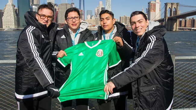Los mexicanos, luciendo el jersey del Tri previo a iniciar el torneo