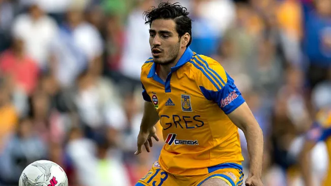 Briseño controla el balón en juego de Tigres contra Puebla