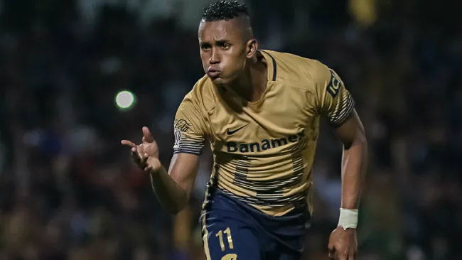 Fidel Martínez festeja tras marcar con Pumas